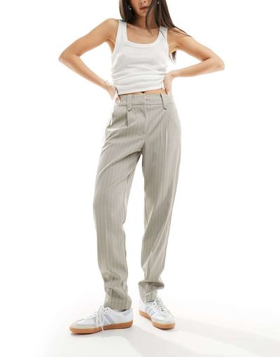 Vero Moda Vero Moda tapered pants with pleat front in light gray pinstripe-Black