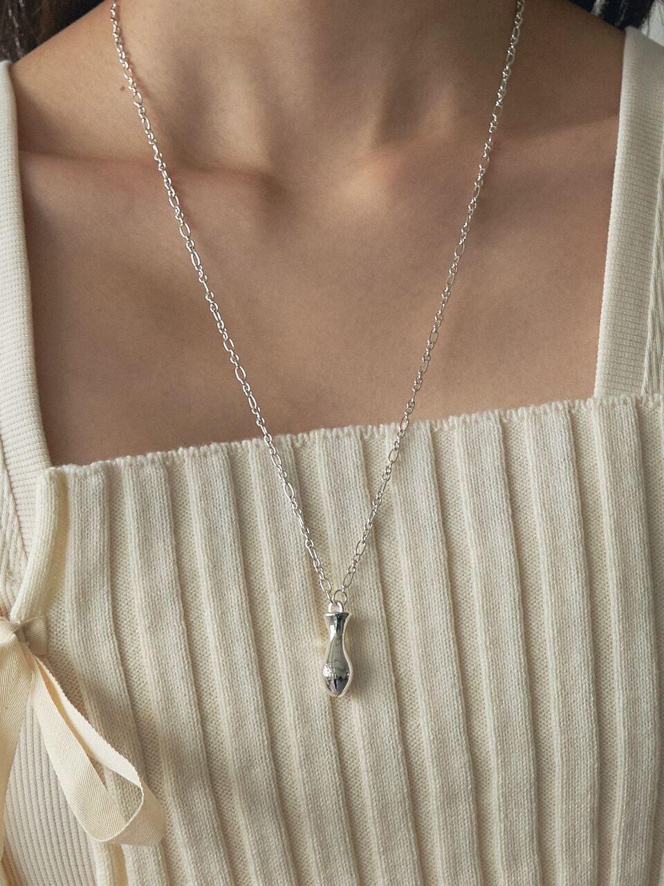 VINOOM Classic Long Bud Necklace