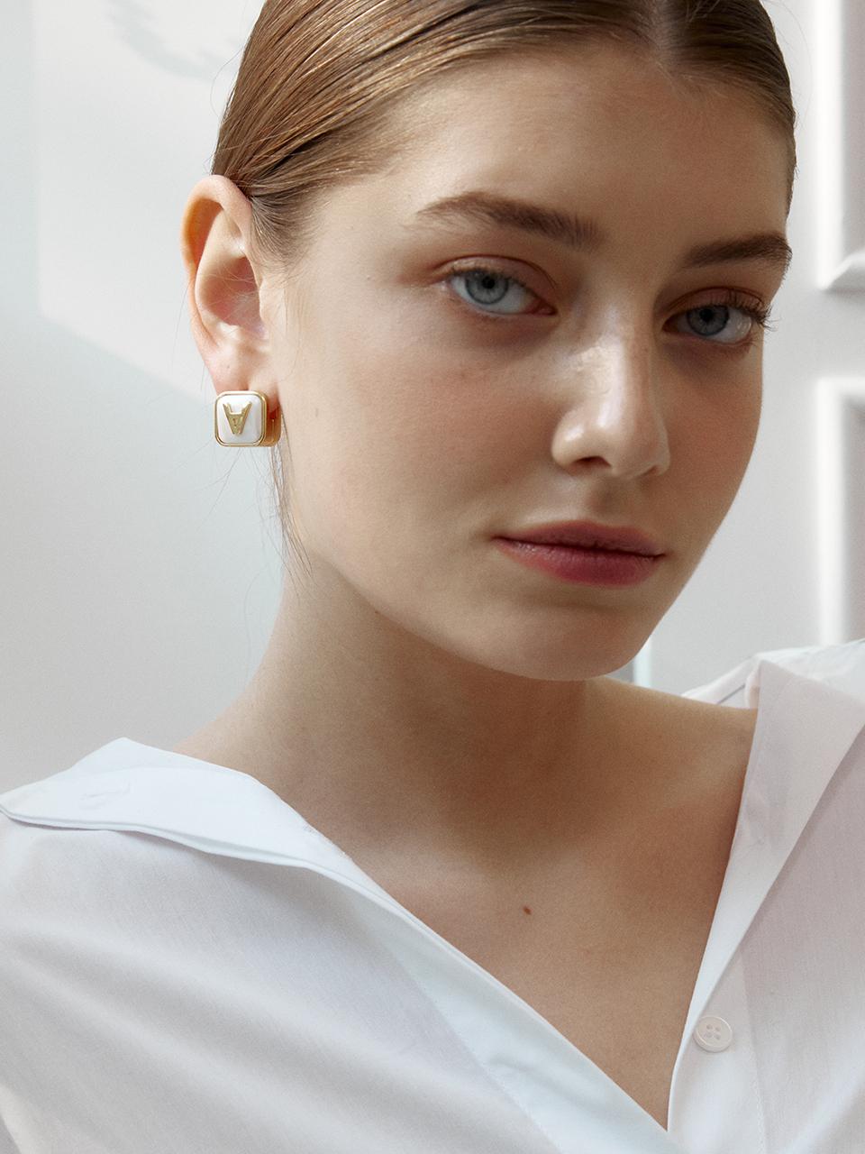 viollina Cube Logo Earrings_Gold