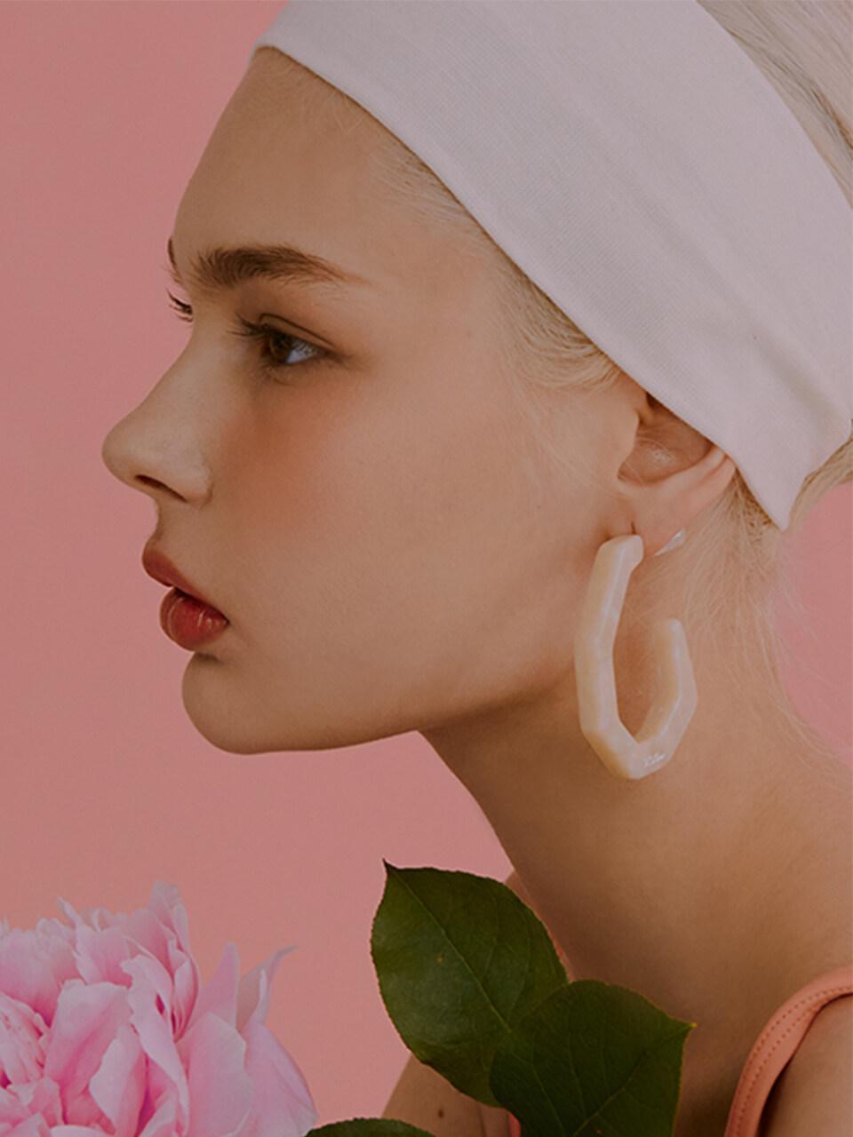 viollina Septangulr Earrings Cream