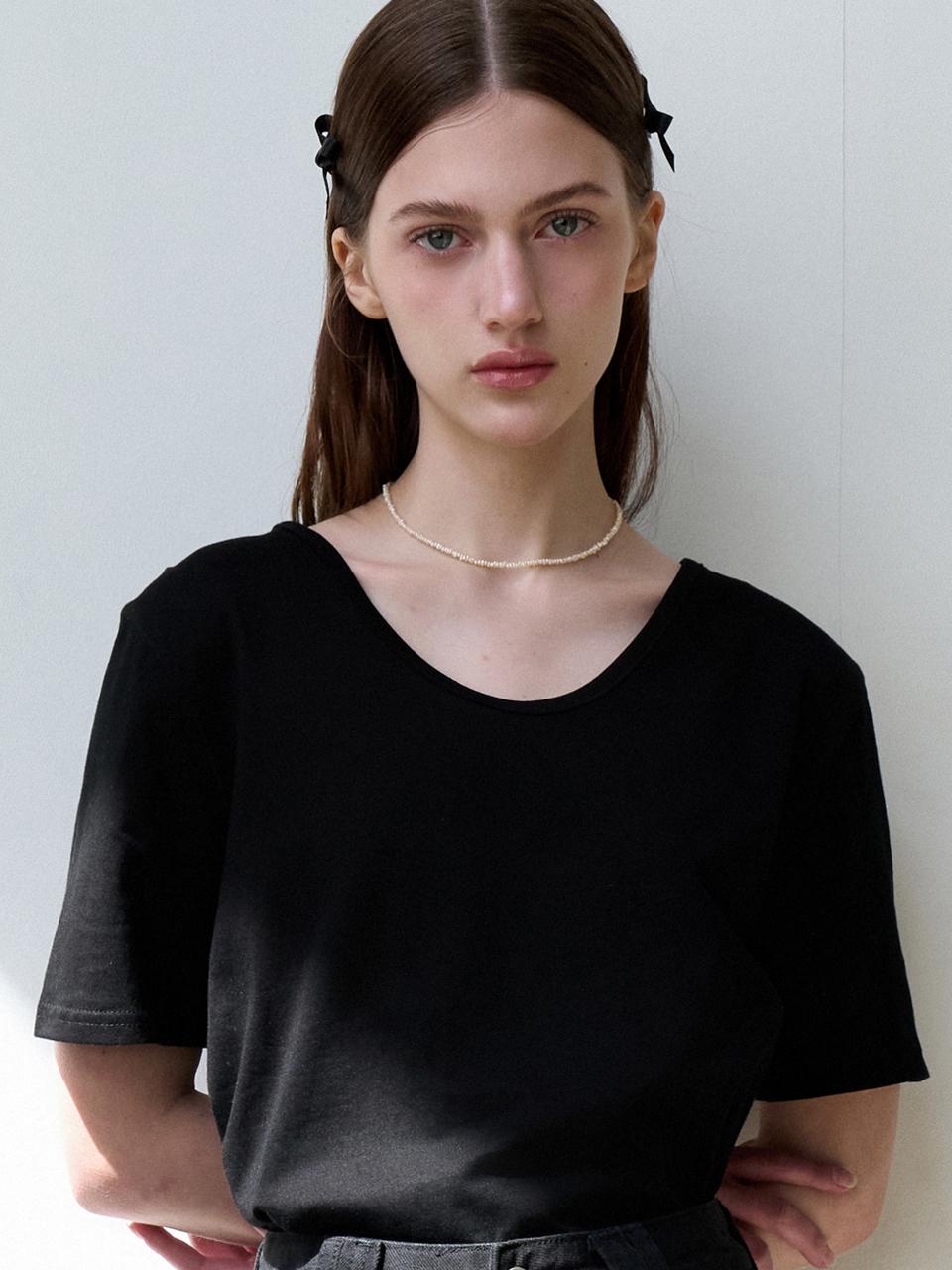 VOIEBIT for WOMEN Basic Scoop Neck Silket Tee_Black