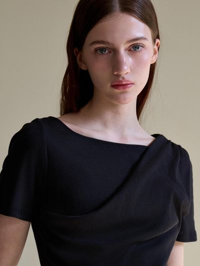 VOIEBIT for WOMEN Diagonal Shirred Half Tee_Black