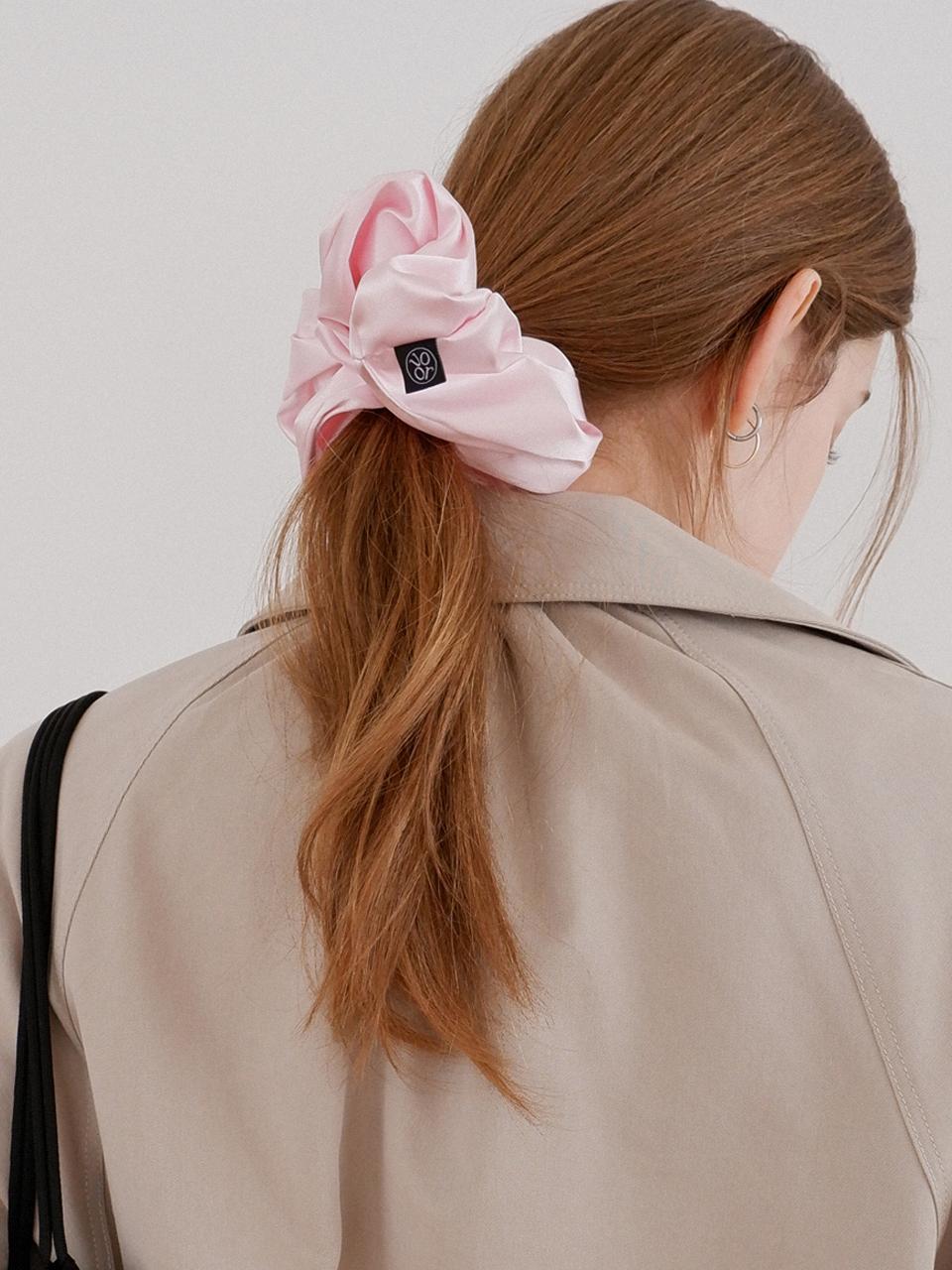 voor Pearl Satin Large Scrunchie [Pink]