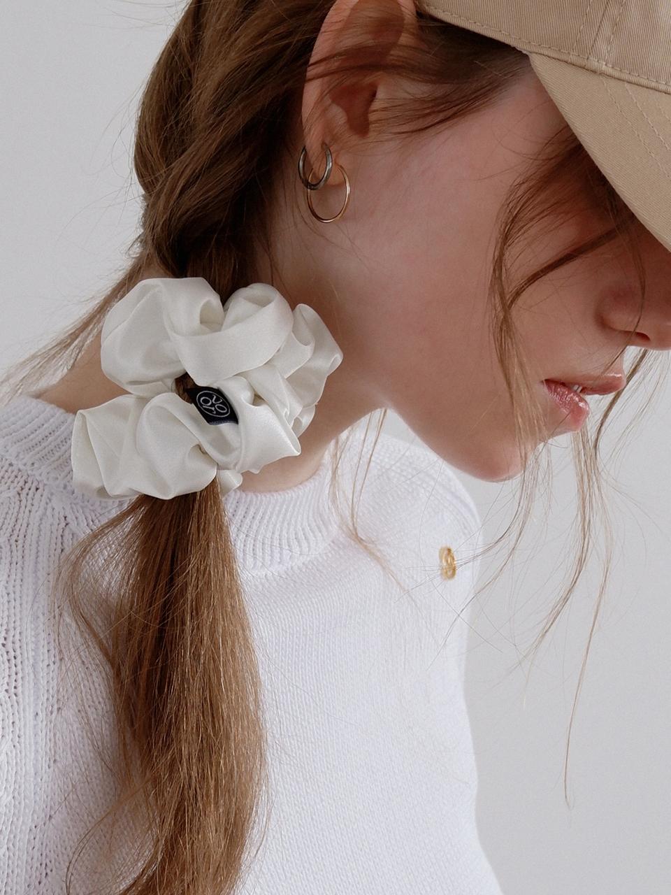 voor Pearl Satin Medium Scrunchie [Light Ivory]