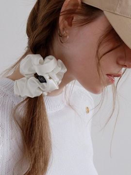 voor Pearl Satin Medium Scrunchie [Light Ivory]