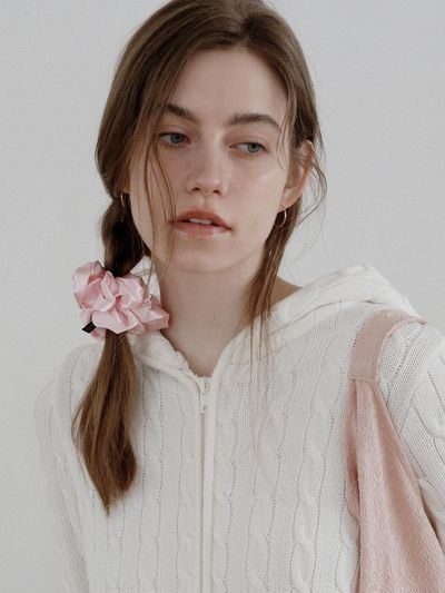 voor Pearl Satin Medium Scrunchie [Pink]