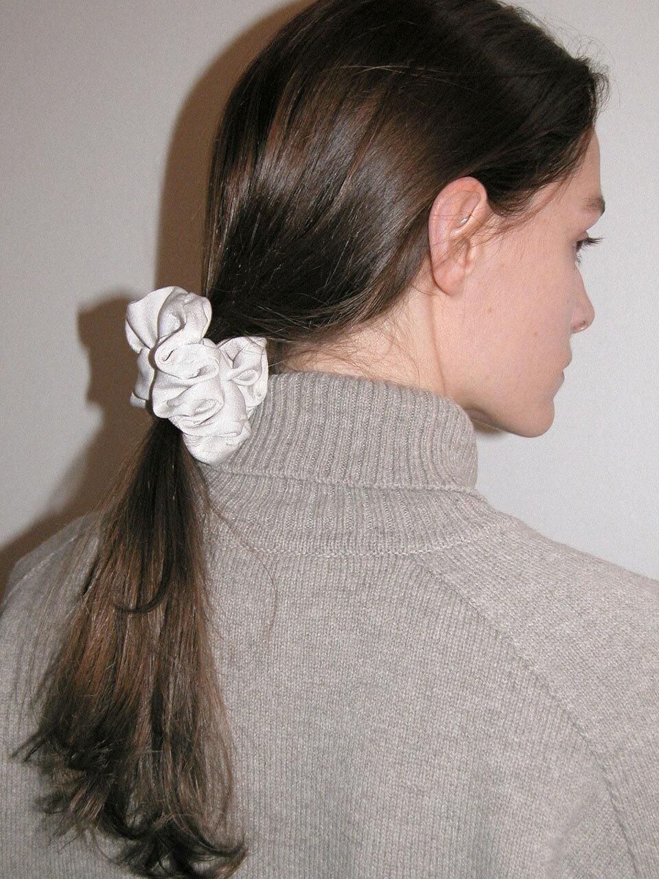voor Satin Suede Scrunchie_Beige