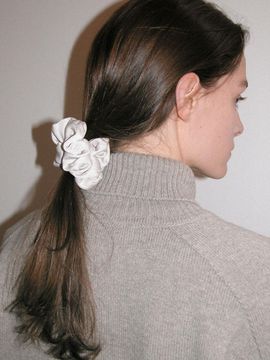 voor Satin Suede Scrunchie_Beige