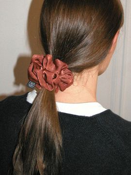voor Satin Suede Scrunchie_Dark