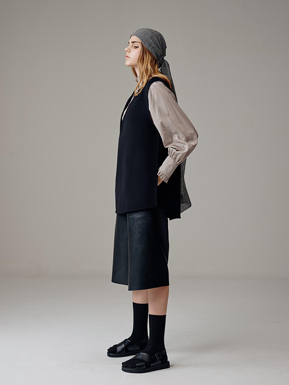 VOYONN V-neck Reversible Vest [Black] (303)