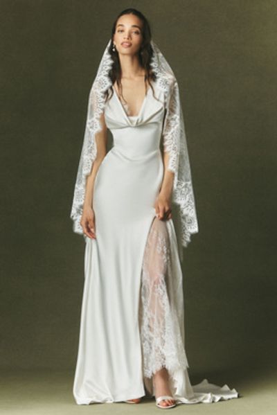 Watters Mantilla Lace Fingertip Veil
