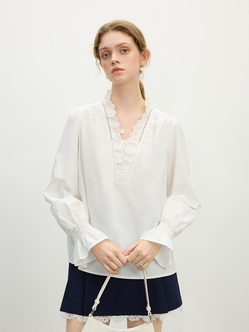We’Dee Lace V-neck Puff Sleeve Blouse