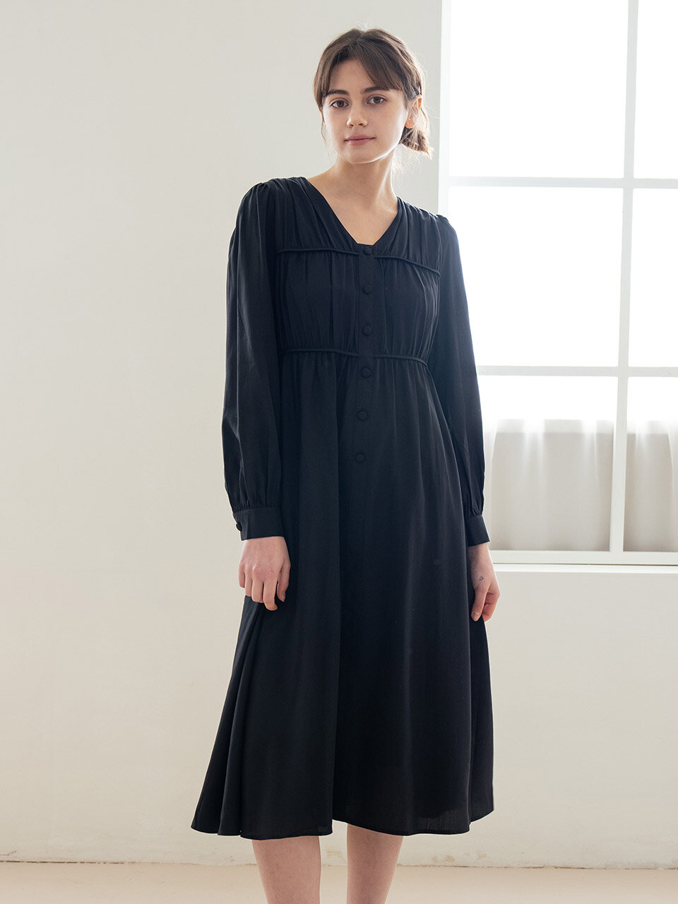 We’Dee WED_Button V-neck Pleated Dress [Black]