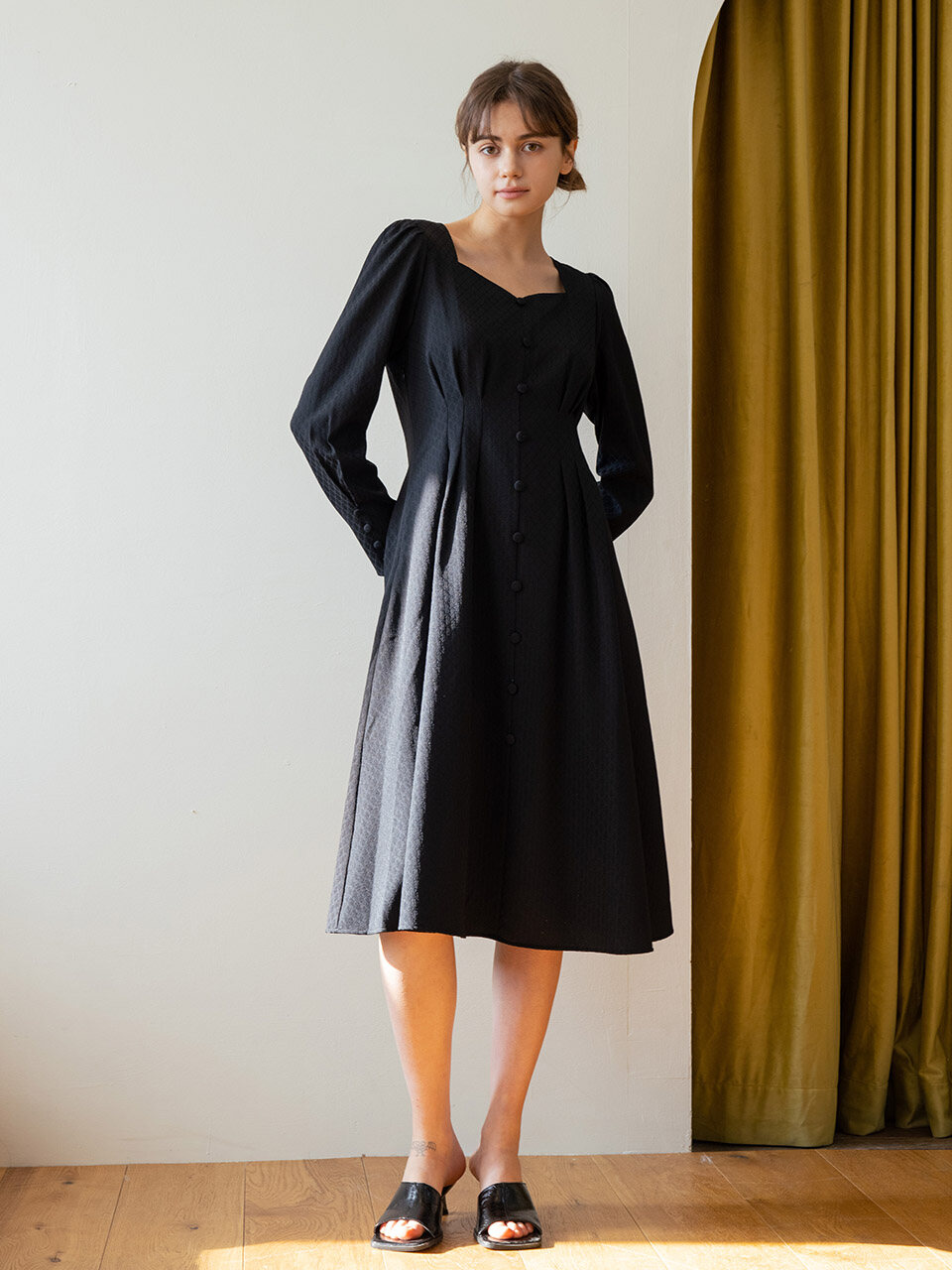 We’Dee WED_Peach collar Waist Pleated Dress [BLACK]