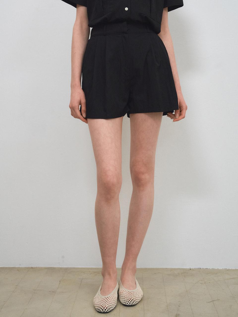 WEDNESDAYOASIS FOR WOMEN Atelier Two-Tuck Short Pants [BLACK] (W25-PT20)