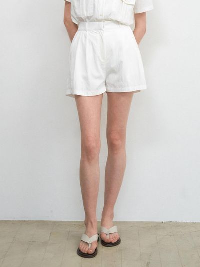 WEDNESDAYOASIS FOR WOMEN Atelier Two-Tuck Short Pants [IVORY] (W25-PT20)