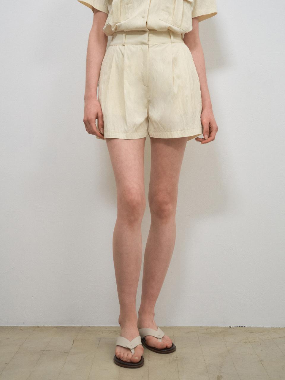 WEDNESDAYOASIS FOR WOMEN Atelier Two-Tuck Short Pants [LIGHT BEIGE] (W25-PT20)