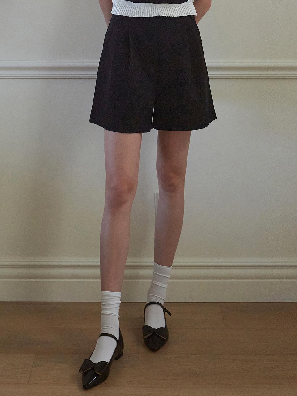 YAN13 CLASSIC PINTUCK SHORTS_BLACK
