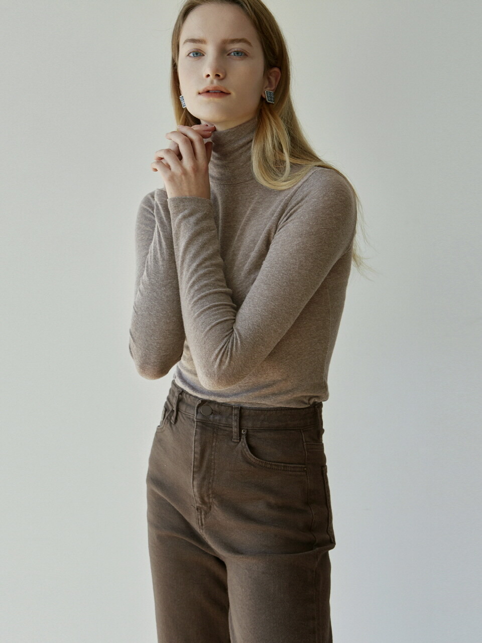 YAN13 Soft Slim Turtleneck T-shirt_Light Brown