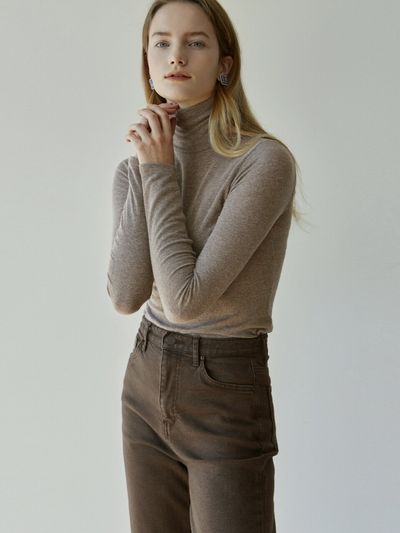 YAN13 Soft Slim Turtleneck T-shirt_Light Brown