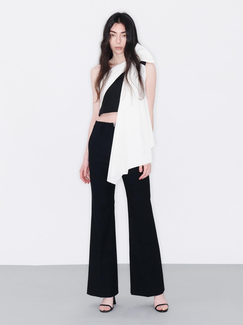 YCH DRAPED SLEEVELESS BLOUSE (BLACK)