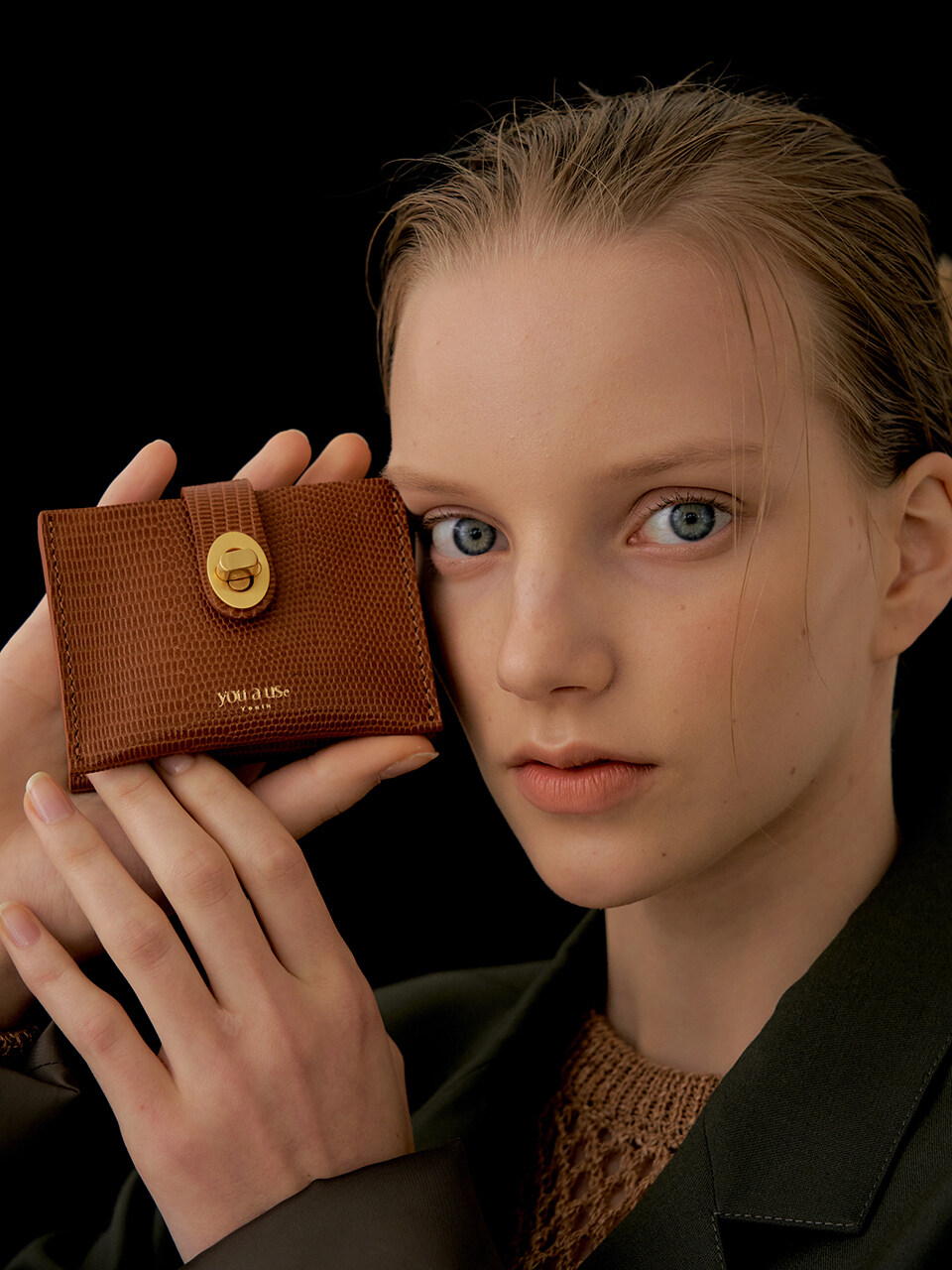 you a use Roto wallet brown)
