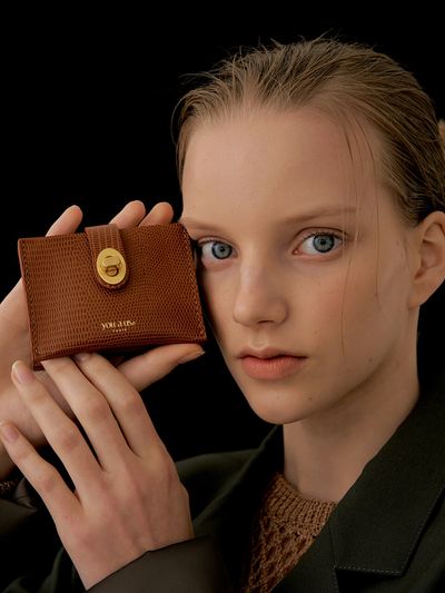 you a use Roto wallet brown)