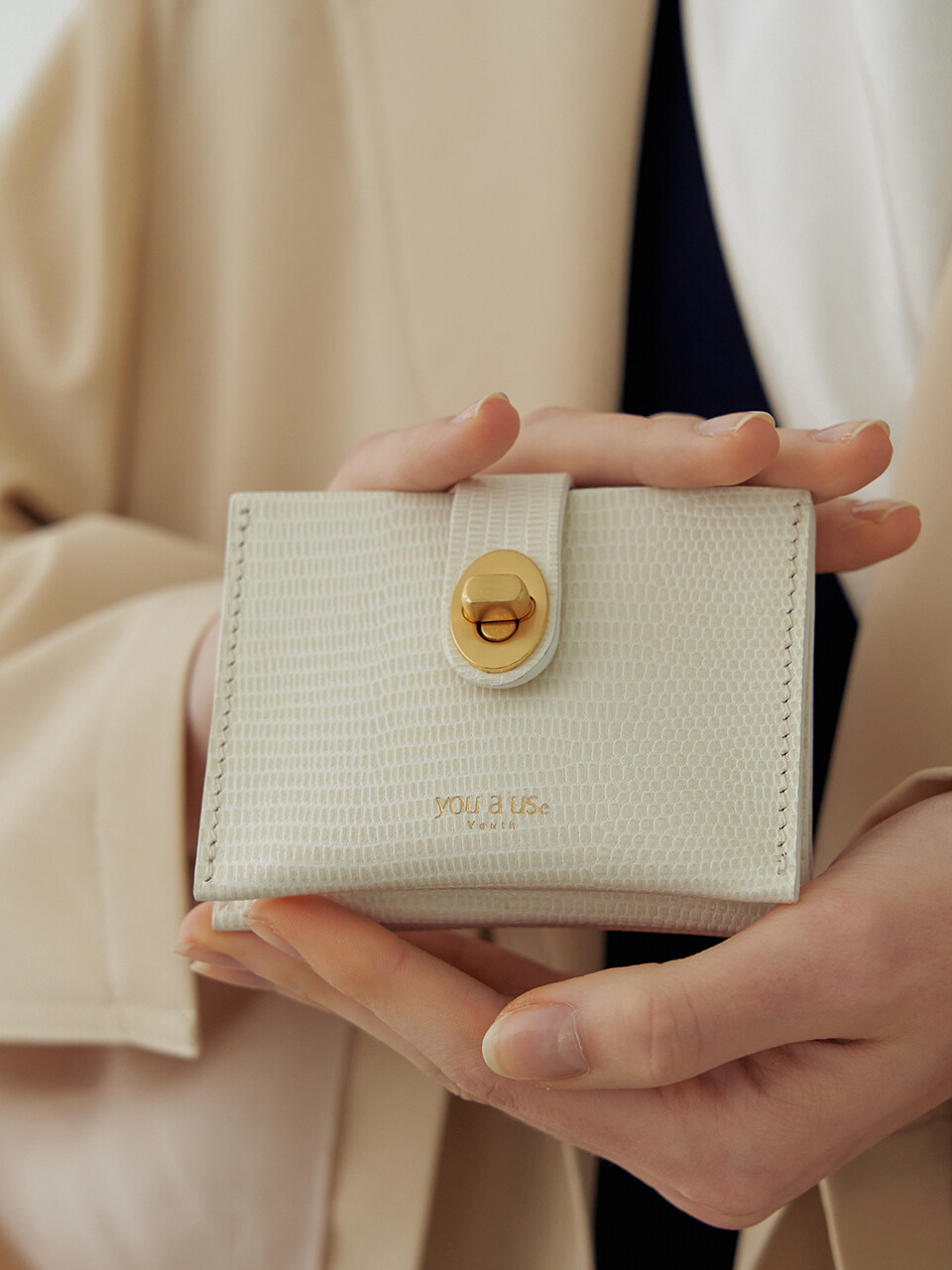 you a use Roto wallet white)