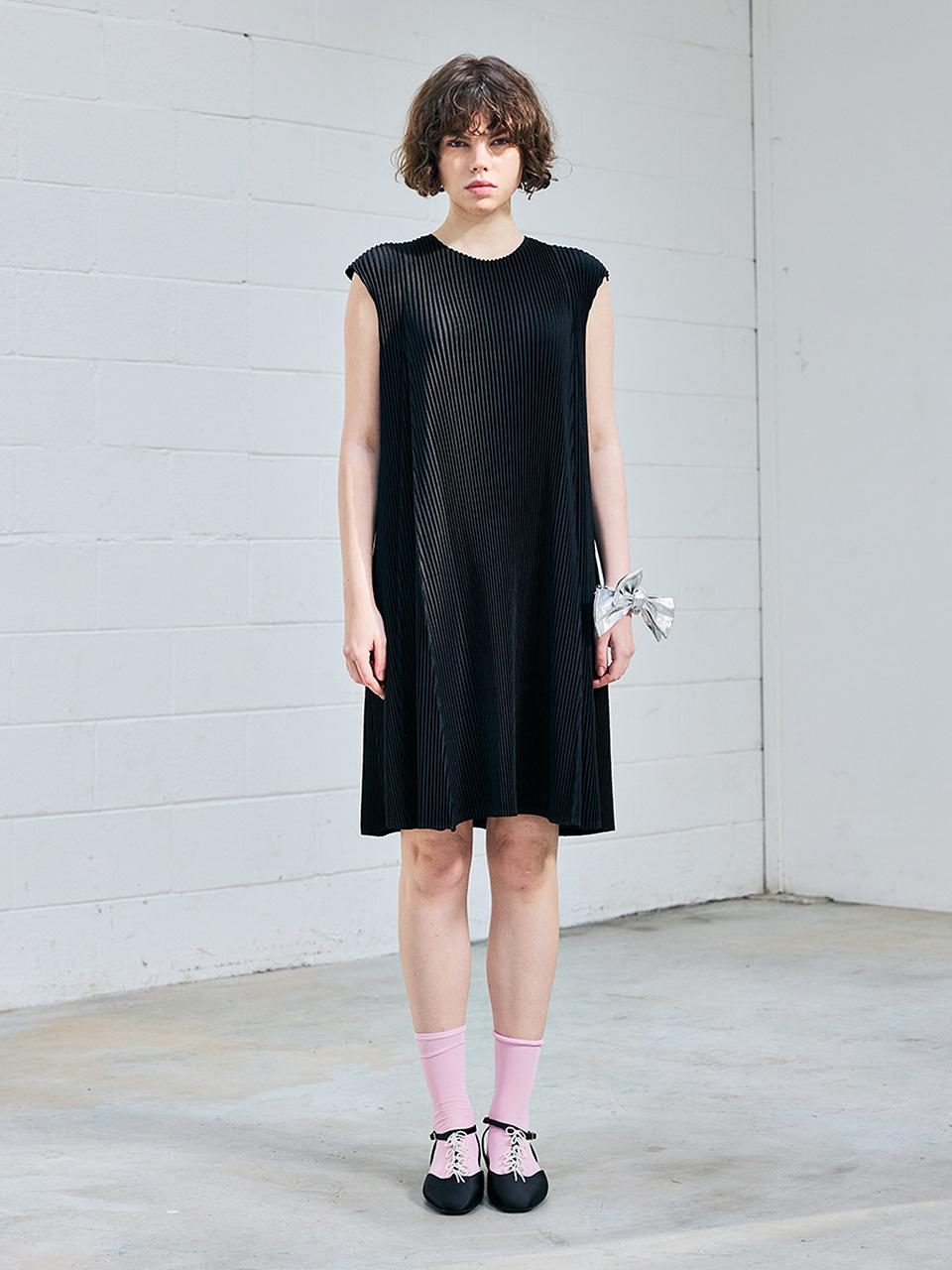 yoyoyoy A-line Sleeveless Pleated Midi Dress [Black]