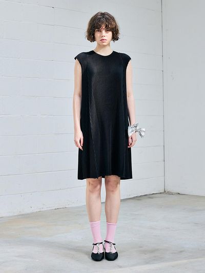 yoyoyoy A-line Sleeveless Pleated Midi Dress [Black]