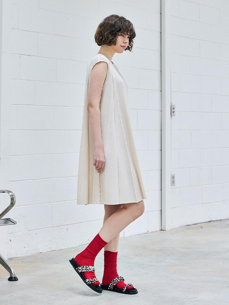 yoyoyoy A-line Sleeveless Pleated Midi Dress [Ivory]