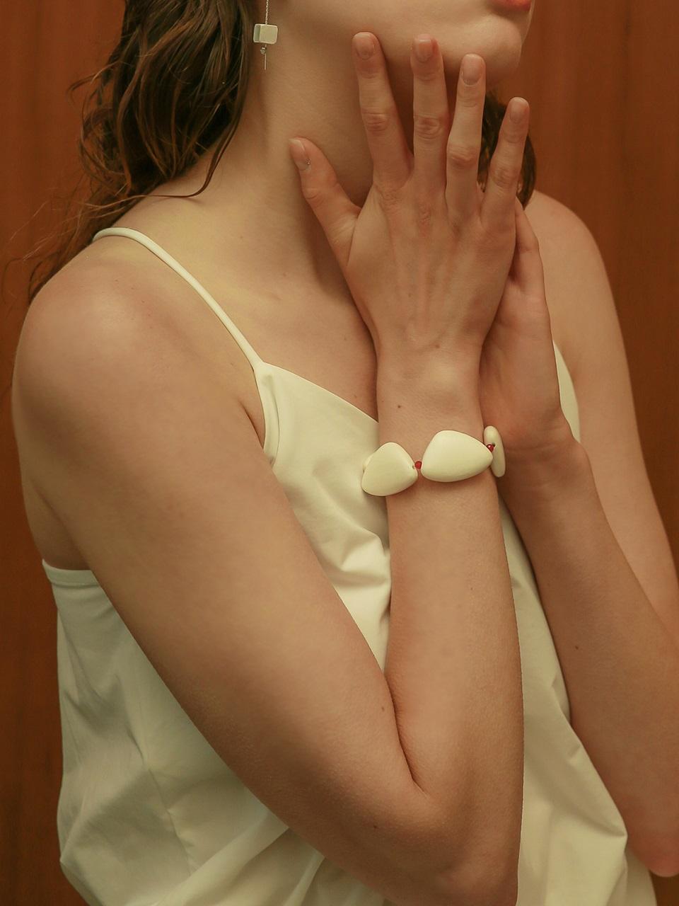ZOENA Motti Bracelet (White)