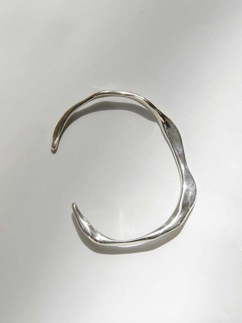 ZOENA Roll Curve Bangle [Silver]