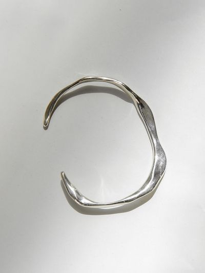 ZOENA Roll Curve Bangle [Silver]