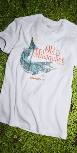 ★米国発*UrbanOutfitters*新作*Old Milwaukee Fishing TシャツH Old Milwaukee Fishing Graphic Tee | Urban Outfitters